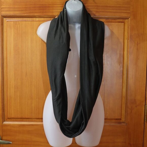 Beyond Yoga Black Infinity Pocket Scarf NWT - Picture 2 of 9
